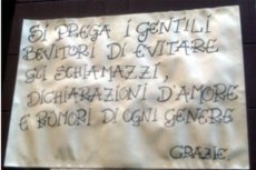 Creatività in un avviso per evitare schiamazzi